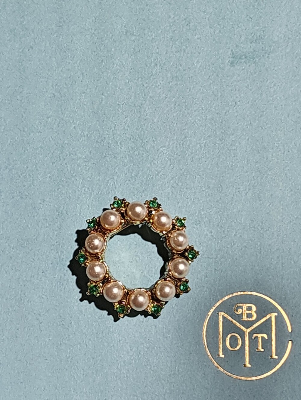 Vintage Faux Pearl Green Rhinestone Wreath Circle Brooch Pin Gold Tone